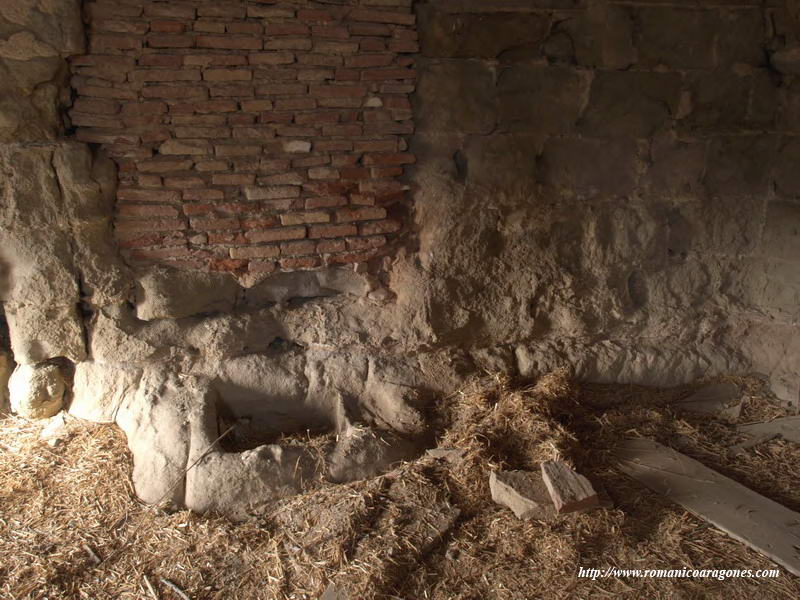 DETALLE DE PILA EXCAVADA A LOS PIES DEL TEMPLO